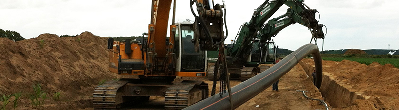 Bagger bei Rohrverlegung auf Baustelle